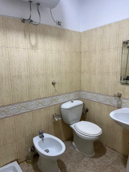 Tirane, jepet me qera apartament 1+1 Kati 5, 65 m² 45.000 Lekë te Reja, Rruga ELBASANIT, Tirane.