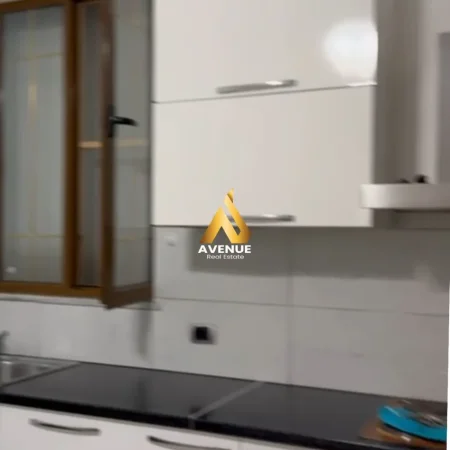 Tirane, jepet me qera apartament 1+1+Ballkon Kati 1, 60 m² 400 € (Rruga Peti)