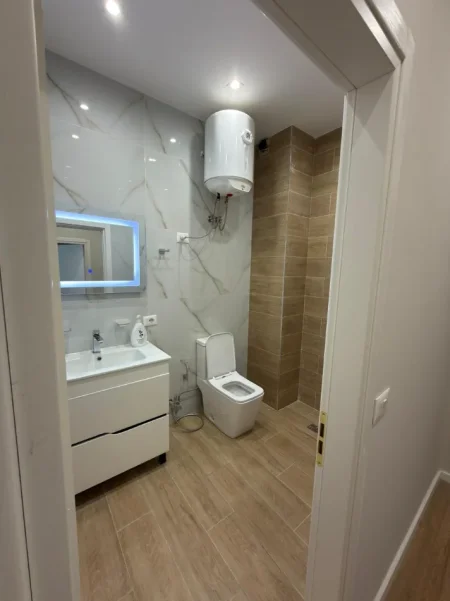 Tirane, jepet me qera apartament 1+1+Ballkon Kati 2, 60 m² 450 € (Prane Eja Studio)