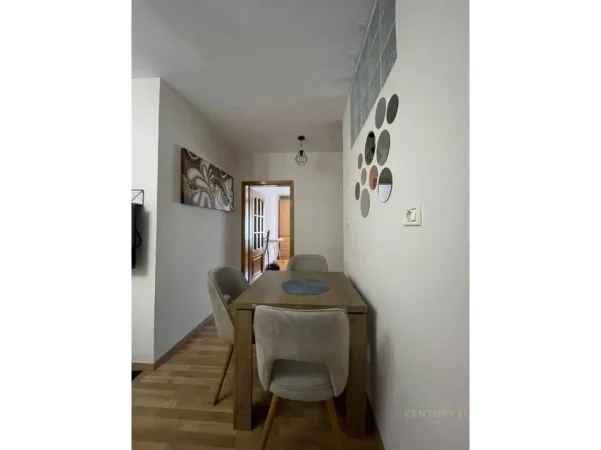 Tirane, jepet me qera 2+1 Kati 4, 80 m² 550 € (Laprake)
