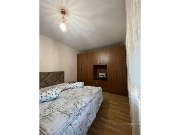 Tirane, jepet me qera 2+1 Kati 4, 80 m² 550 € (Laprake)