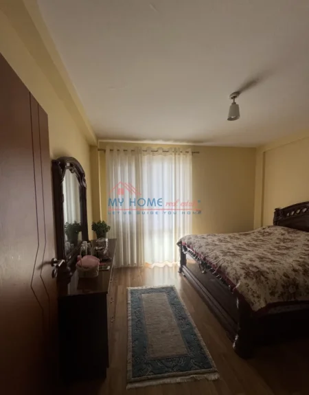 Tirane, jepet me qera apartament 1+1+Ballkon Kati 5, 80 m² 730 € (Rruga Gjik Kuqali)