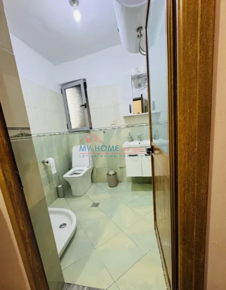 Tirane, jepet me qera apartament 1+1+Ballkon Kati 5, 80 m² 730 € (Rruga Gjik Kuqali)