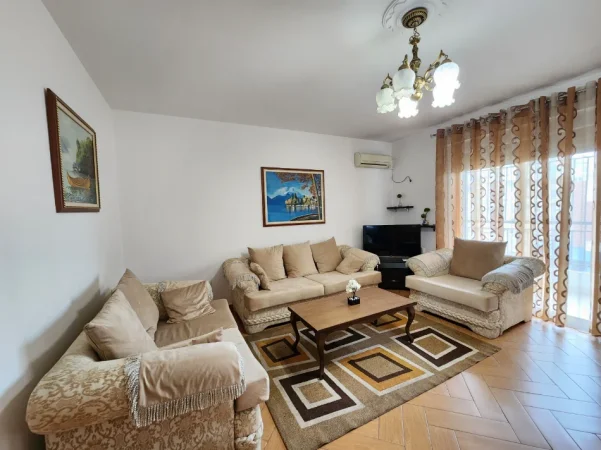 Tirane, jepet me qera apartament 2+1+Ballkon Kati 6, 105 m² 750 € (Selvia/Hotel Black Diamond)