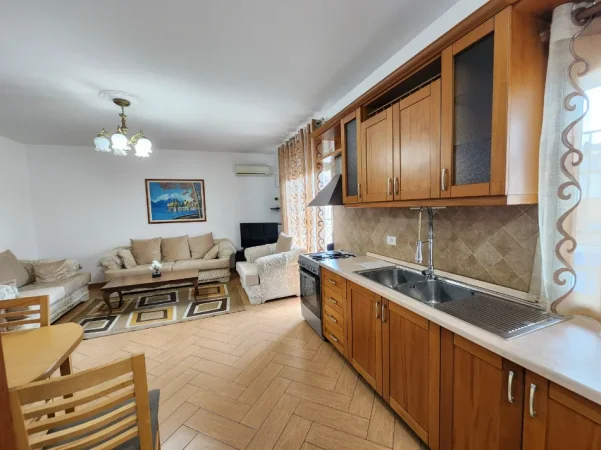 Tirane, jepet me qera apartament 2+1+Ballkon Kati 6, 105 m² 750 € (Selvia/Hotel Black Diamond)