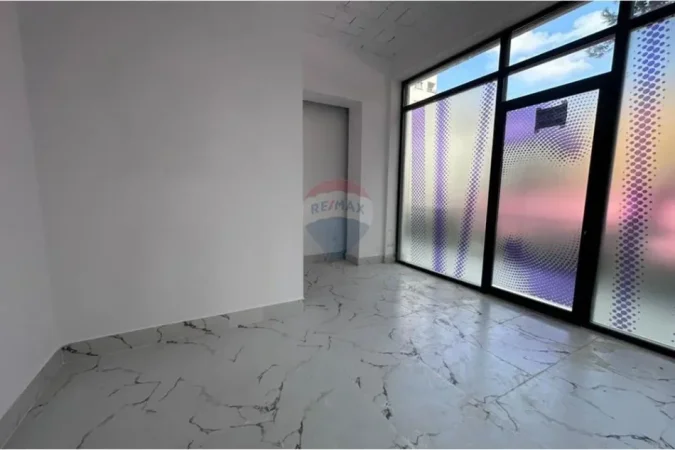 Tirane, jepet me qera ambjent biznesi Kati 0, 27 m² 600 € 