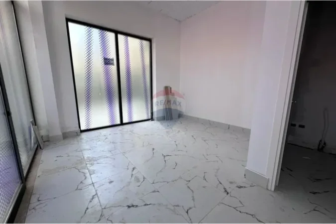 Tirane, jepet me qera ambjent biznesi Kati 0, 27 m² 600 € 
