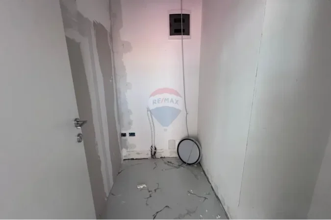 Tirane, jepet me qera ambjent biznesi Kati 0, 27 m² 600 € 