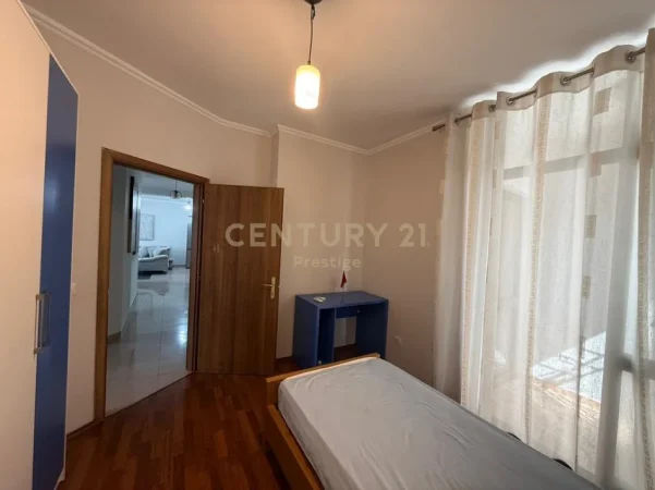 Tirane, jepet me qera apartament 3+1 Kati 3, 120 m² 900 € (Rruga e Kavajes)