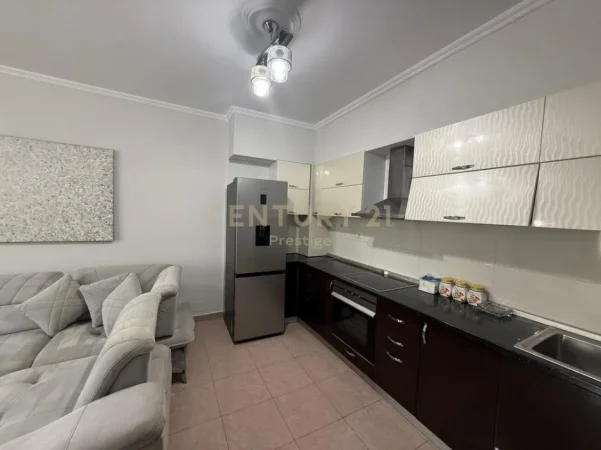 Tirane, jepet me qera apartament 3+1 Kati 3, 120 m² 900 € (Rruga e Kavajes)