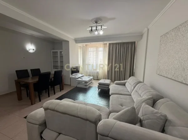 Tirane, jepet me qera apartament 3+1 Kati 3, 120 m² 900 € (Rruga e Kavajes)