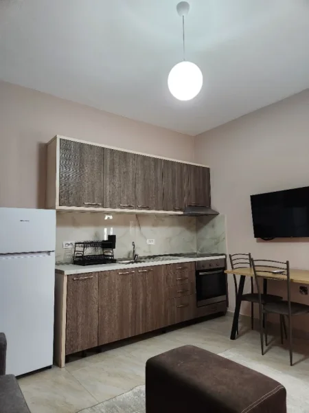 Tirane, jepet me qera shtepi 1+1+Ballkon Kati 2, 55 m² 450 € (Rruga stavri themeli)