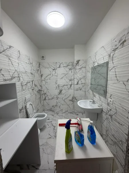 Tirane, jepet me qera apartament 1+1 Kati 5, 