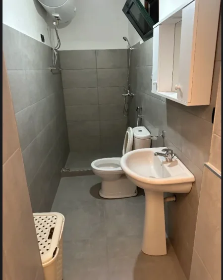 Tirane, jepet me qera garsonier Kati 1, 50 m² 450 € (KOMUNA E PARISIT)