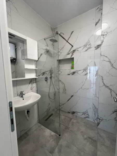 Tirane, jepet me qera apartament 2+1+Ballkon Kati 4, 82 m² 600 € (Rezidenca Henke, prane Spitalit Amerikan 3)