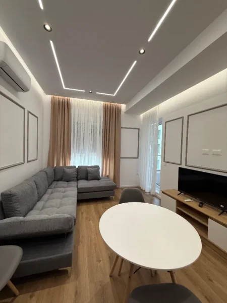 Tirane, jepet me qera 1+1+Ballkon Kati 4, 60 m² 550 € (Rezidenca Kadiu, Ali Dem)