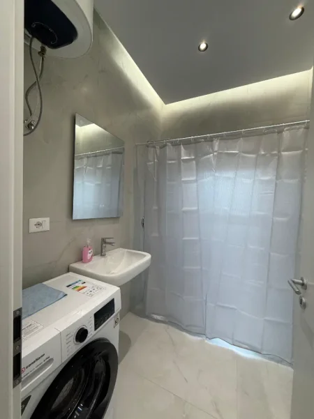 Tirane, jepet me qera apartament 1+1+Ballkon Kati 4, 550 € (REZIDENCA KADIU ALI DEM)