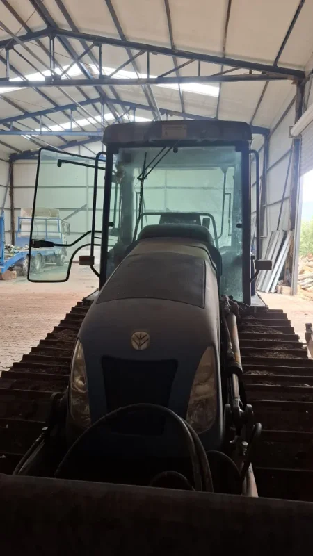 Librazhd, shes Traktor me zinxhirë New Holland , blu 30.000 €