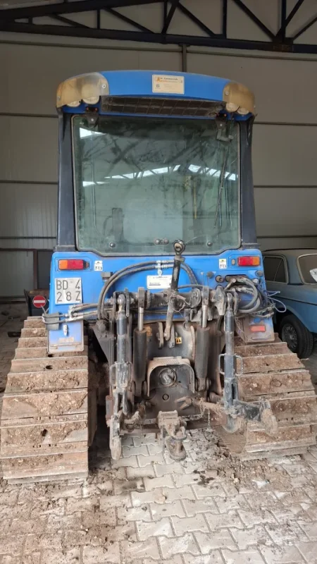Librazhd, shes Traktor me zinxhirë New Holland , blu 30.000 €