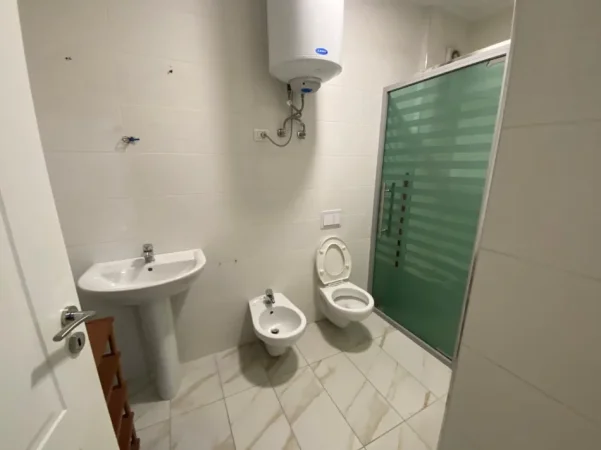 Tirane, jepet me qera apartament 3+1+ 2 Poste parkimi, Kati 2, 145 m² 1.000 € (5 Maji)