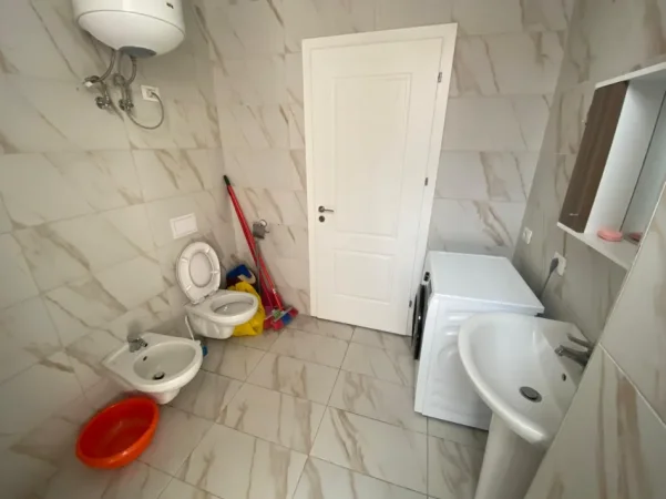 Tirane, jepet me qera apartament 3+1+ 2 Poste parkimi, Kati 2, 145 m² 1.000 € (5 Maji)