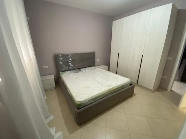 Tirane, jepet me qera apartament 3+1+ 2 Poste parkimi, Kati 2, 145 m² 1.000 € (5 Maji)