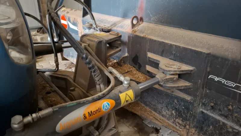 Librazhd, shes Traktor me zinxhirë New Holland , blu 30.000 €