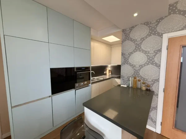 Tirane, jepet me qera apartament 1+1 Kati 7, 