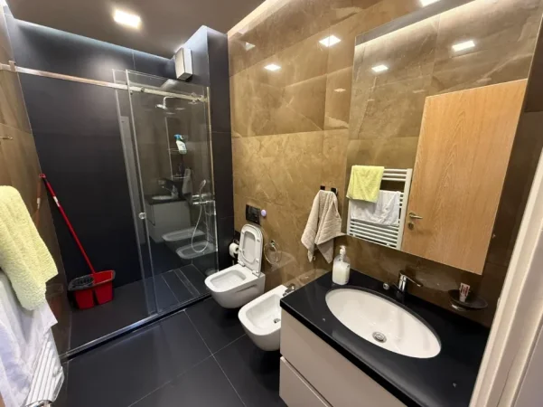 Tirane, jepet me qera apartament 1+1 Kati 7, 