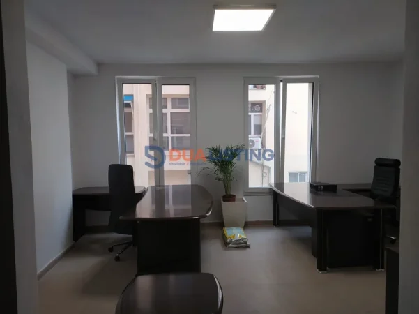 Tirane, jepet me qera zyre , 74 m² 1.260 € (RTSH)
