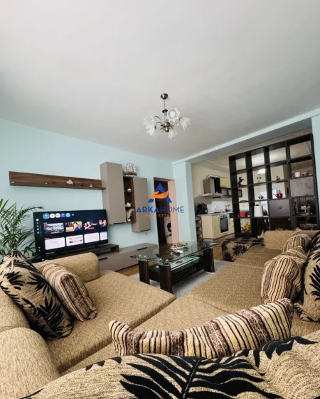 Tirane, jepet me qera apartament 1+1 Kati 5, 80 m² 732 € 