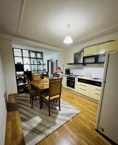 Tirane, jepet me qera apartament 1+1 Kati 5, 80 m² 732 € 
