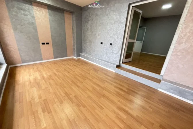 Tirane, jepet me qera zyre Kati 0, 60 m² 630 € (21 dhjetori)