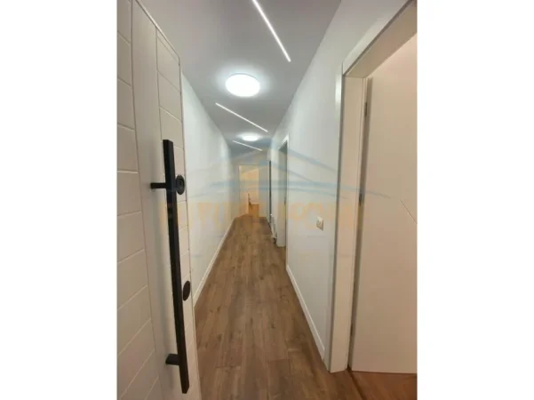 Tirane, jepet me qera apartament 2+1+Ballkon Kati 2, 100 m² 800 € (21 Dhjetori)