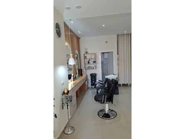 Tirane, jepet me qera ambjent biznesi Kati 0, 40 m² 1.500 € (RRUGA E KAVAJES)