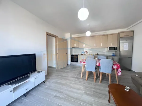 Tirane, jepet me qera apartament 3+1 Kati 3, 115 m² 628 € (Rruga 5 Maji)