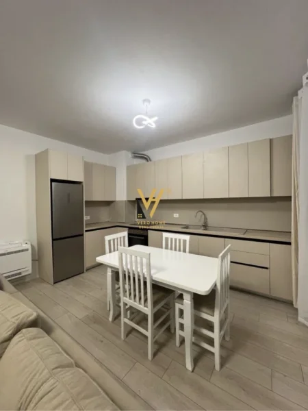 Tirane, jepet me qera apartament 2+1+Ballkon Kati 9, 110 m² 650 € (UNAZA E RE)