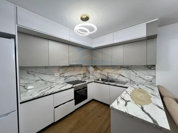 Tirane, jepet me qera apartament 2+1 Kati 2, 100 m² 800 € 