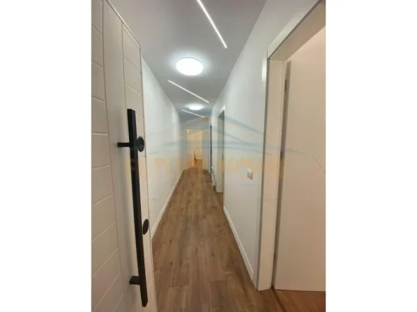 Tirane, jepet me qera apartament 2+1 Kati 2, 100 m² 800 € 