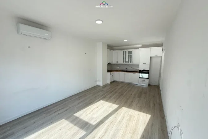 Tirane, jepet me qera zyre Kati 7, 64 m² 525 € (Rruga Xhanfize Keko)