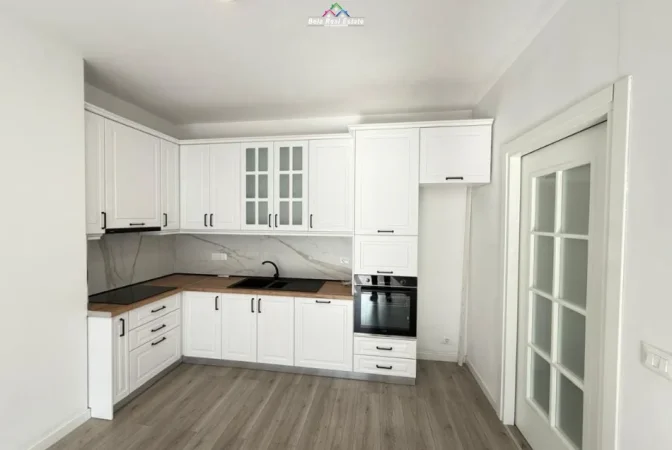 Tirane, jepet me qera zyre Kati 7, 64 m² 525 € (Rruga Xhanfize Keko)