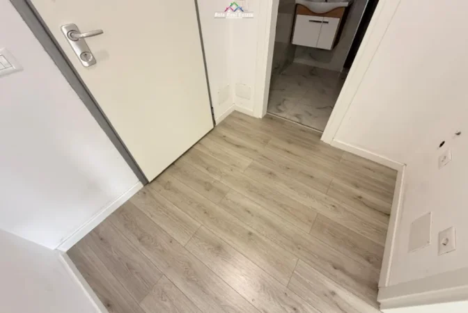 Tirane, jepet me qera zyre Kati 7, 64 m² 525 € (Rruga Xhanfize Keko)