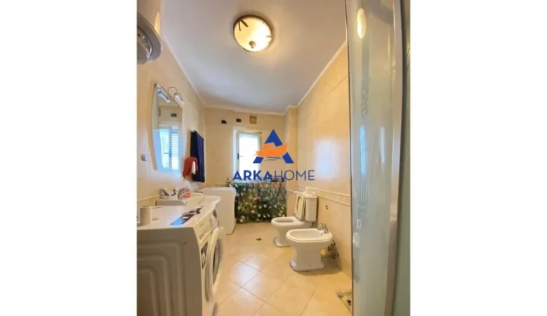 Tirane, jepet me qera apartament 2+1+Ballkon Kati 4, 128 m² 836 € 