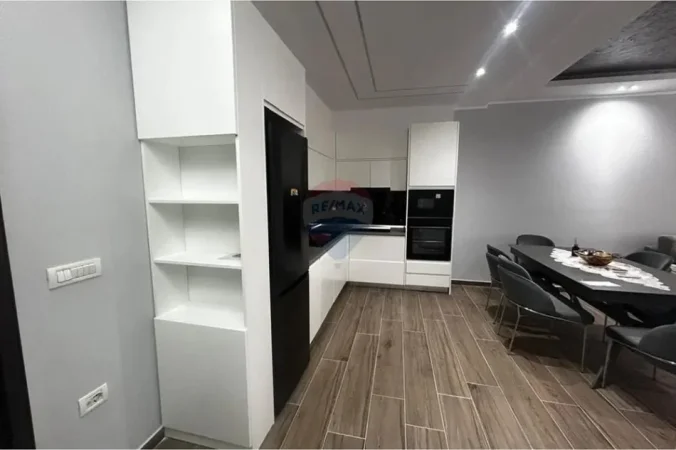 Vlore - Lungomare, jepet me qera apartament 2+1+Ballkon Kati 3, 103 m² 600 € (Pran Shkolles se Marines)