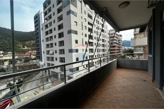 Vlore - Lungomare, jepet me qera apartament 2+1+Ballkon Kati 3, 103 m² 600 € (Pran Shkolles se Marines)