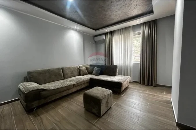 Vlore - Lungomare, jepet me qera apartament 2+1+Ballkon Kati 3, 103 m² 600 € (Pran Shkolles se Marines)