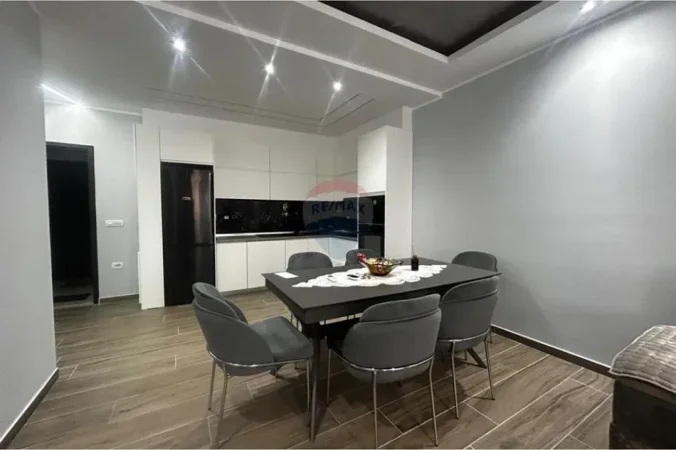 Vlore - Lungomare, jepet me qera apartament 2+1+Ballkon Kati 3, 103 m² 600 € (Pran Shkolles se Marines)