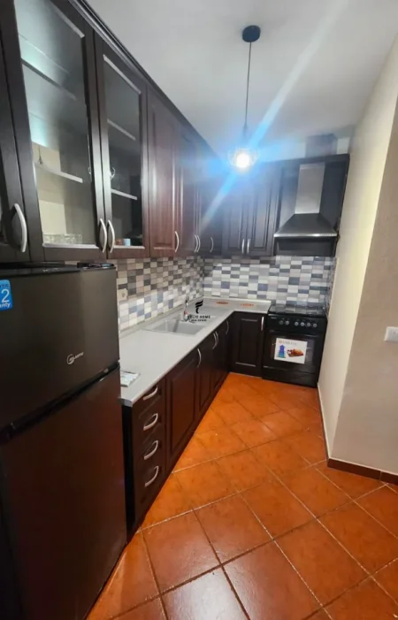 Tirane, jepet me qera apartament 1+1 Kati 8, 56 m² 550 € (PALLATI ME SHIGJETA)