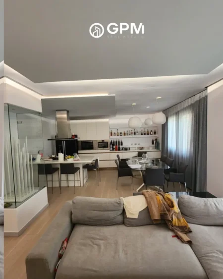 Apartament 3+1+2 tualete + 2 ballkone në shitje në Fresk.