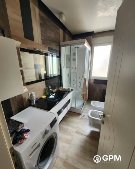 Apartament 3+1+2 tualete + 2 ballkone në shitje në Fresk.
